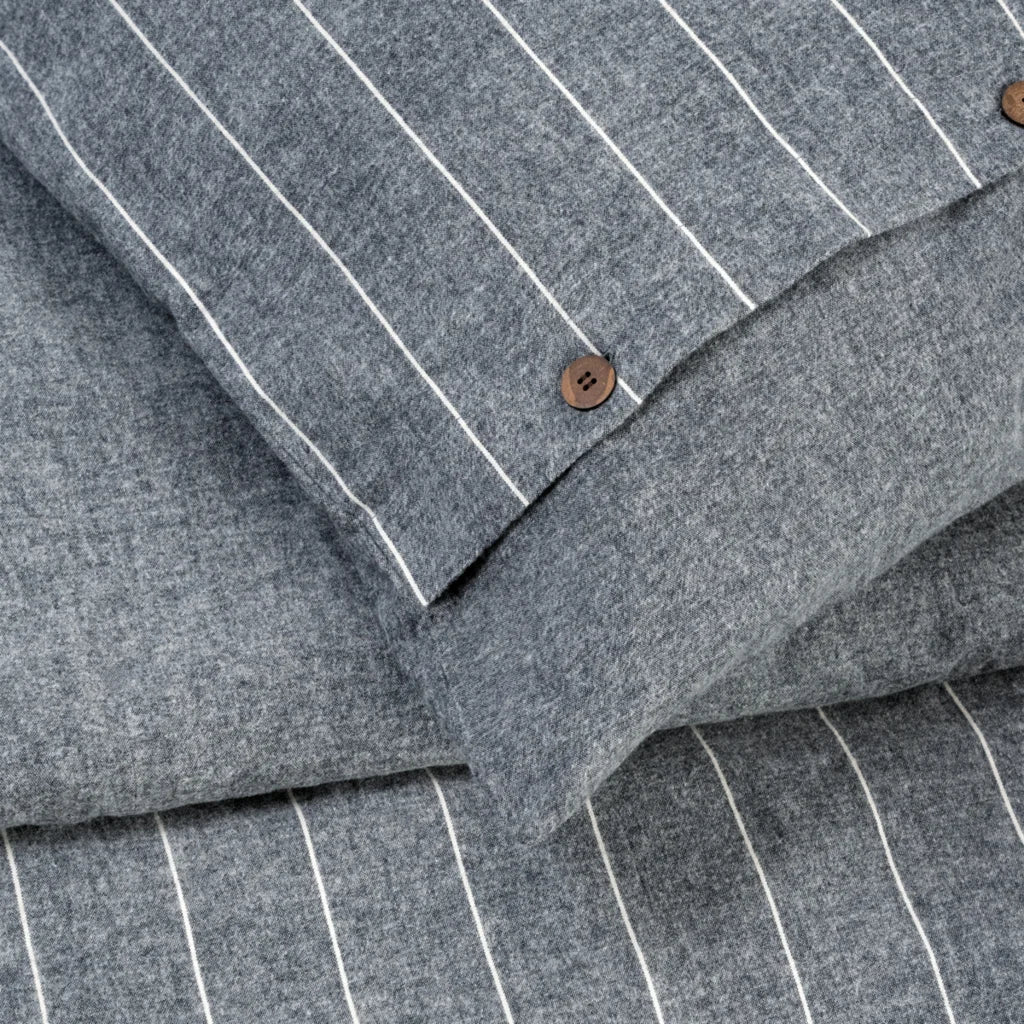 Bio Flanell Bettwäsche Streifen Garnitur in Grau+Weiß Muster Streifen von Living Crafts Größe 135x200 + 80x80 cm