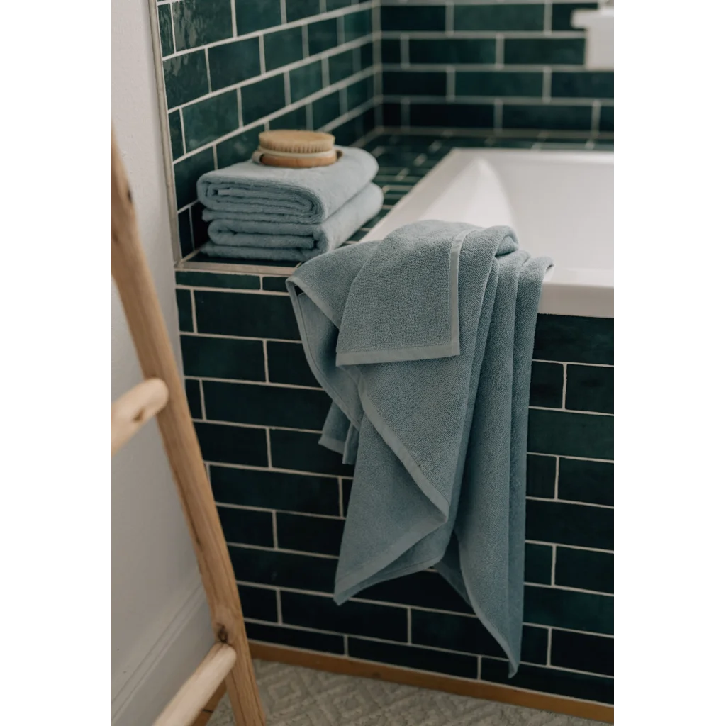 Bio Frottier Duschtuch in Himmelblau Blau von MELA home Größe 70x140 cm