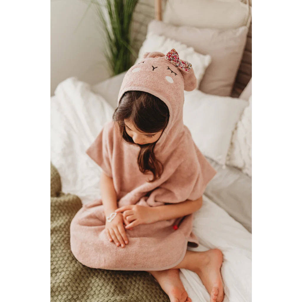 Bio Frottier Kinder-Badeponcho Hase in Rosé Rosa Muster Hase von kikadu Größe 65x62 cm