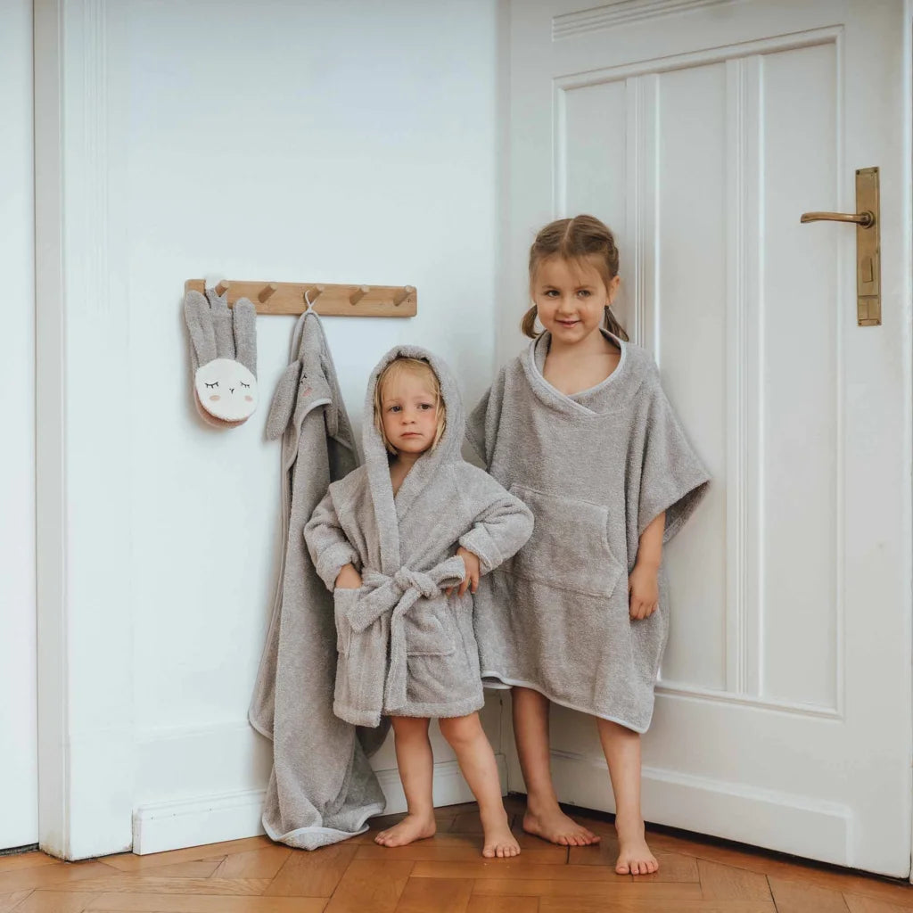 Bio Frottier Kinder-Badeponcho Hase in Silbergrau Grau Muster Hase von kikadu Größe 65x62 cm