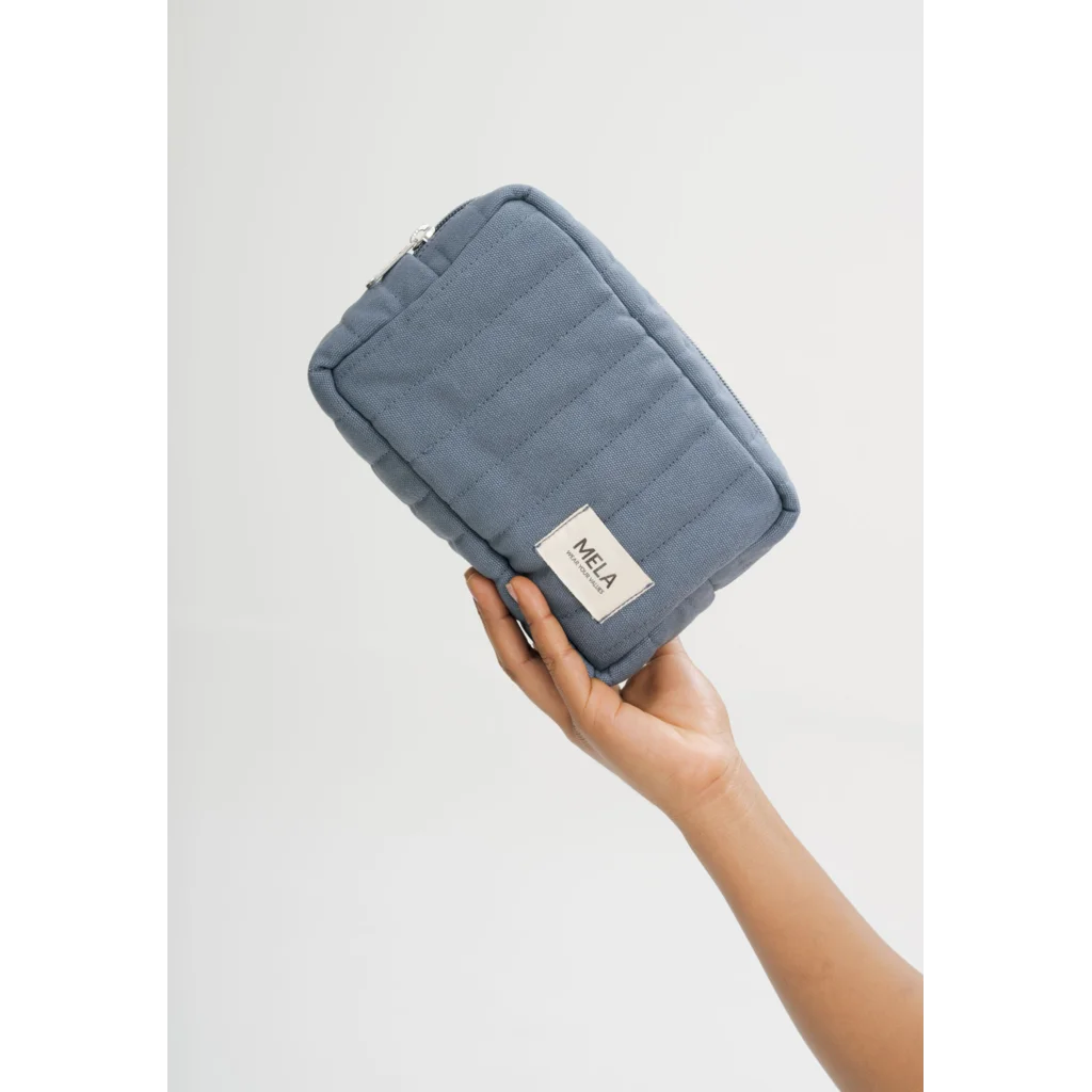 Bio Kosmetiktasche gepolstert in Rauchblau Blau von MELA home Größe Einheitsgröße