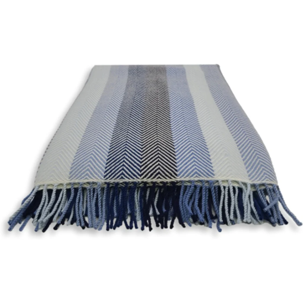 Decke mit Fischgrät-Muster in Dunkelblau+Blau Blau+Blau Muster Fischgrät von Frida Feeling Größe 140x200 cm