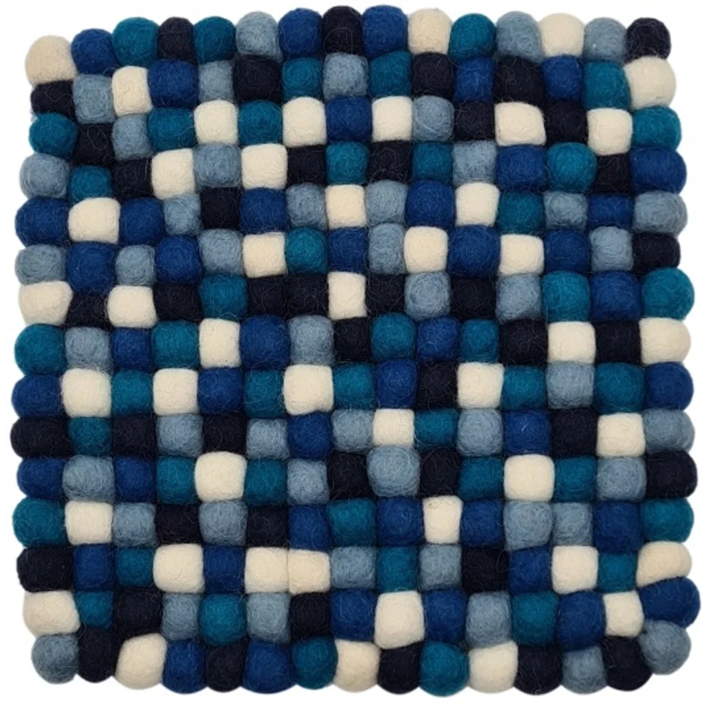 Filz Untersetzer quadratisch mit kleinen Kugeln in Creme+Hellblau+Dunkelblau+Petrol Creme+Blau+Blau+Blau Muster Bunt von Frida Feeling Größe 21x21 cm