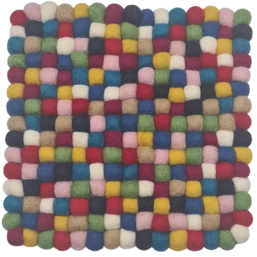 Filz Untersetzer quadratisch mit kleinen Kugeln in Creme+Rot+Blau+Grün Muster Bunt von Frida Feeling Größe 21x21 cm