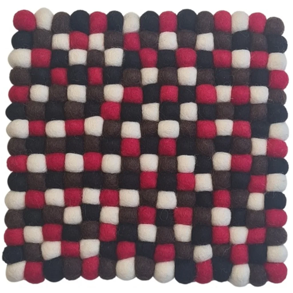Filz Untersetzer quadratisch mit kleinen Kugeln in Creme+Rot+Schwarz+Schoko Creme+Rot+Schwarz+Braun Muster Bunt von Frida Feeling Größe 21x21 cm