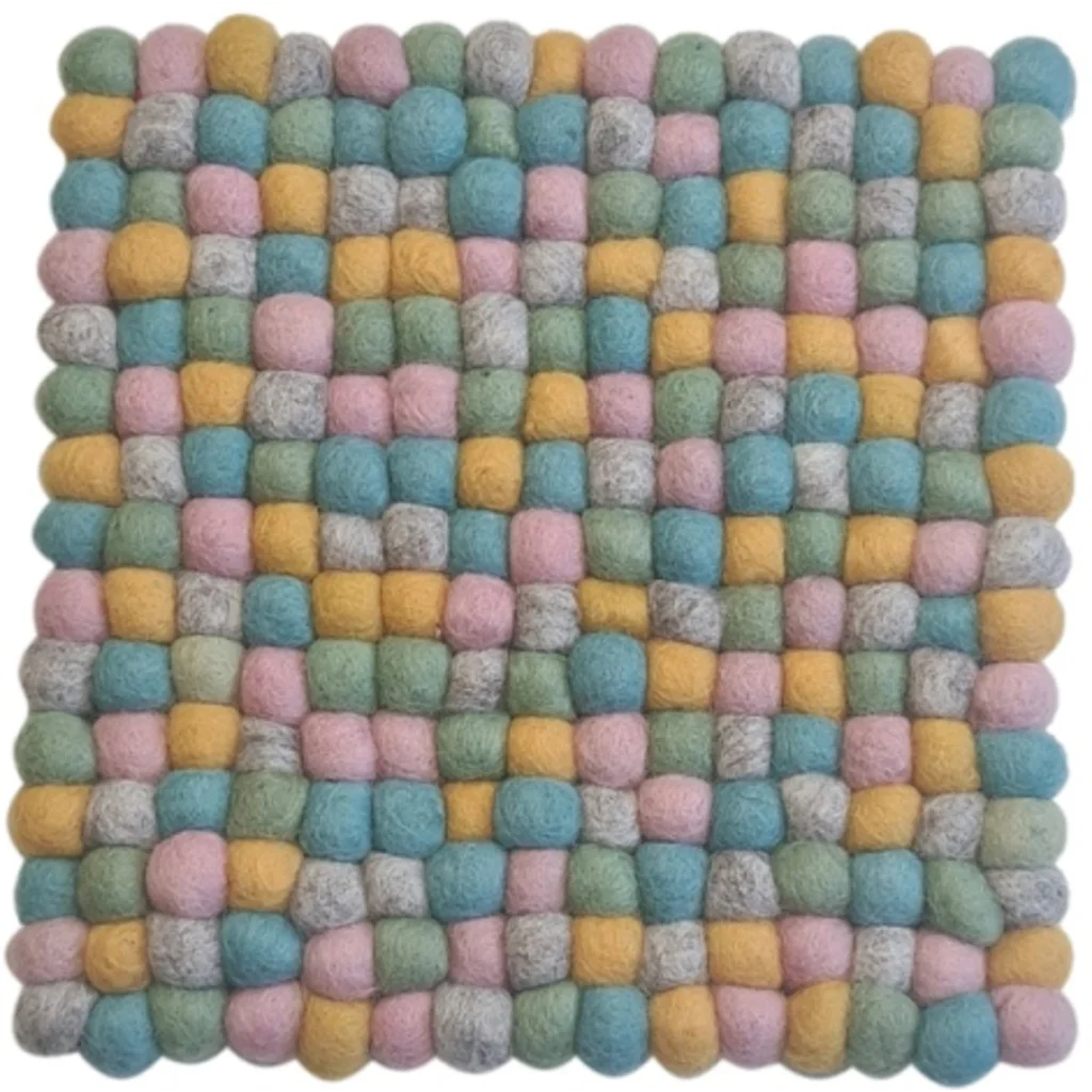 Filz Untersetzer quadratisch mit kleinen Kugeln in Gelb+Hellgrau+Rosa+Hellgrün Gelb+Grau+Rosa+Grün Muster Bunt von Frida Feeling Größe 21x21 cm