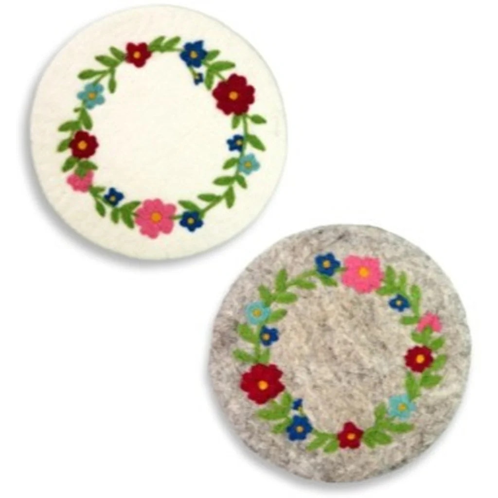 Filz Untersetzer rund Blumenkranz in Creme+Grün+Rot+Blau Muster Blumenkranz von Frida Feeling Größe Ø 21 cm