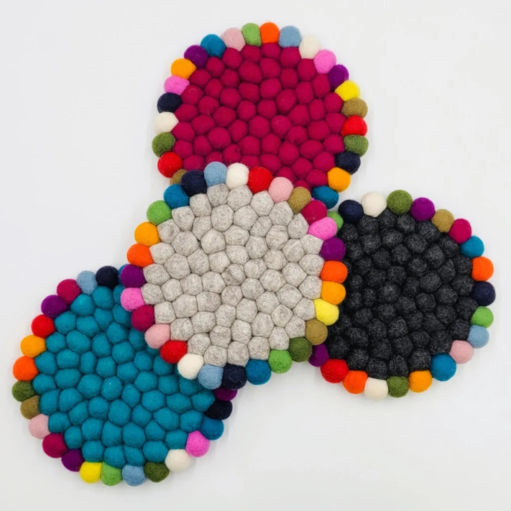 Filz Untersetzer rund mit buntem Rand in Anthrazit Grau Muster Bunt von Frida Feeling Größe Ø 21 cm