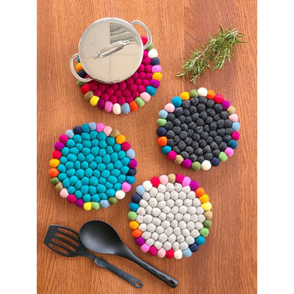 Filz Untersetzer rund mit buntem Rand in Anthrazit Grau Muster Bunt von Frida Feeling Größe Ø 21 cm