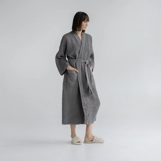Halbleinen Waffelpiqué Bademantel in Anthrazit Grau von Linen Tales Größe S+M