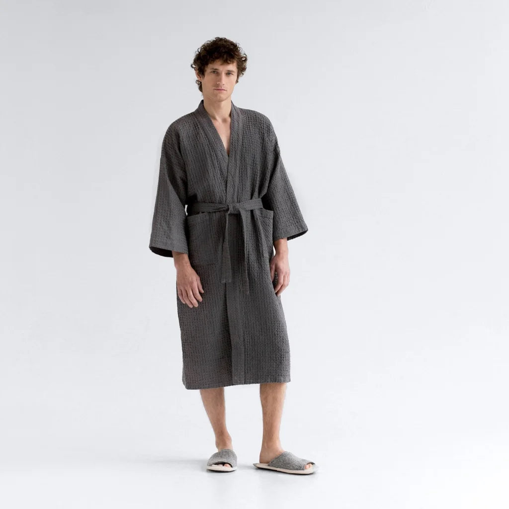 Halbleinen Waffelpiqué Bademantel in Anthrazit Grau von Linen Tales Größe S+M