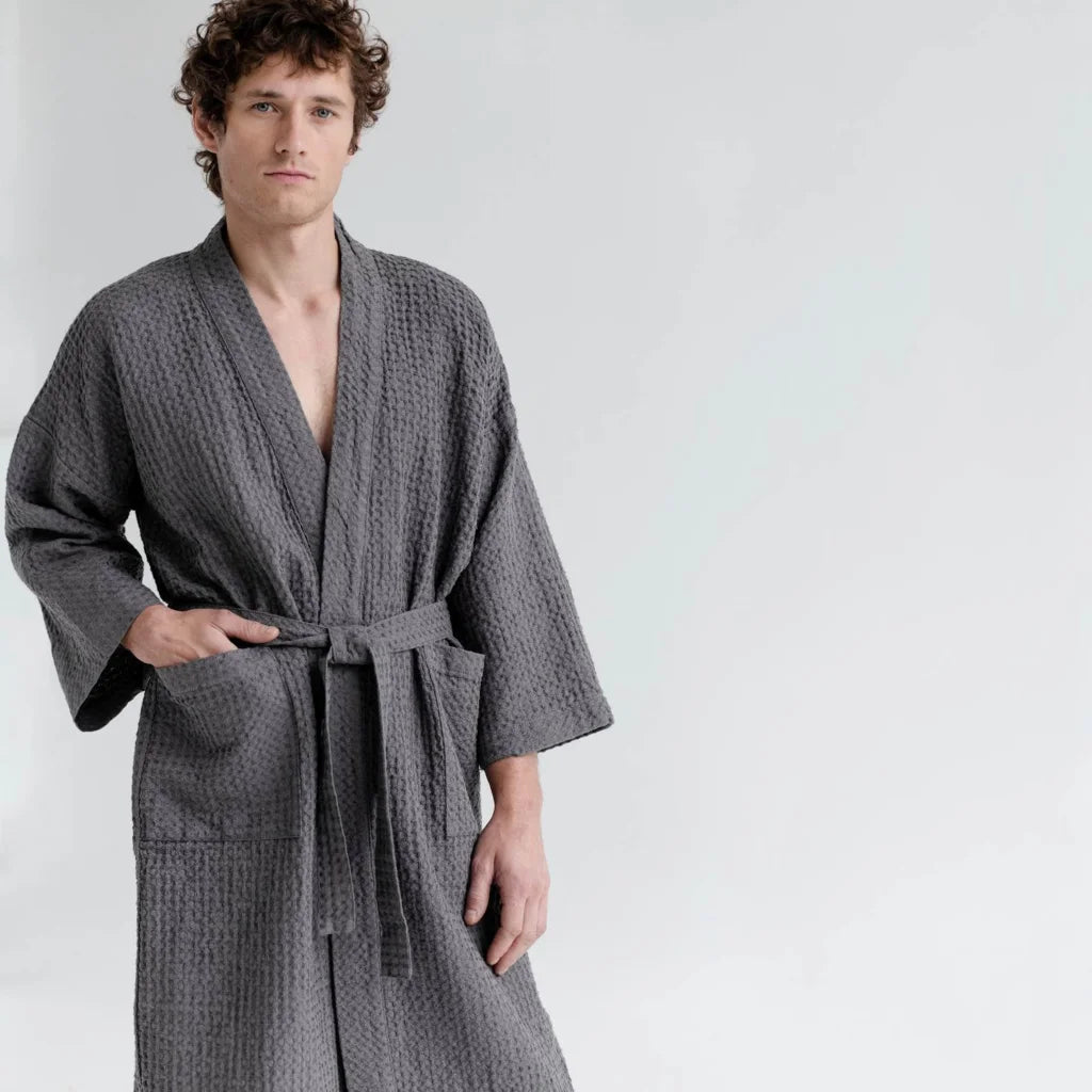 Halbleinen Waffelpiqué Bademantel in Anthrazit Grau von Linen Tales Größe S+M