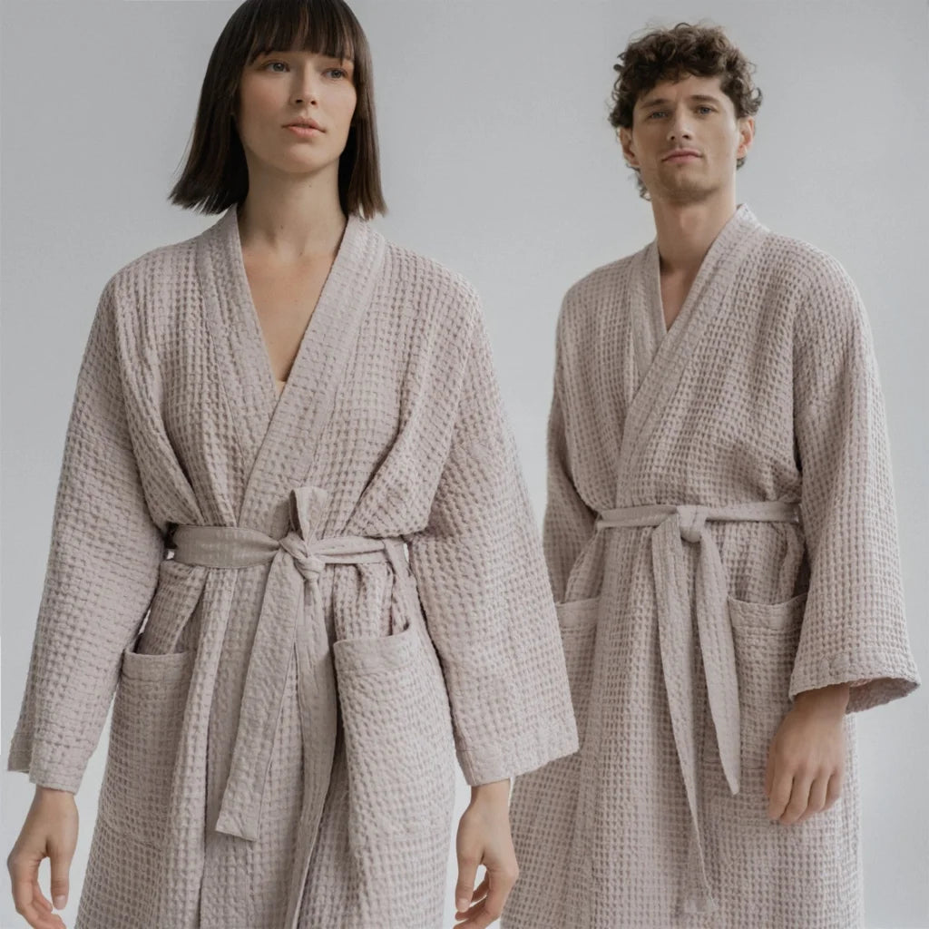 Halbleinen Waffelpiqué Bademantel in Puder Rosa von Linen Tales Größe S+M