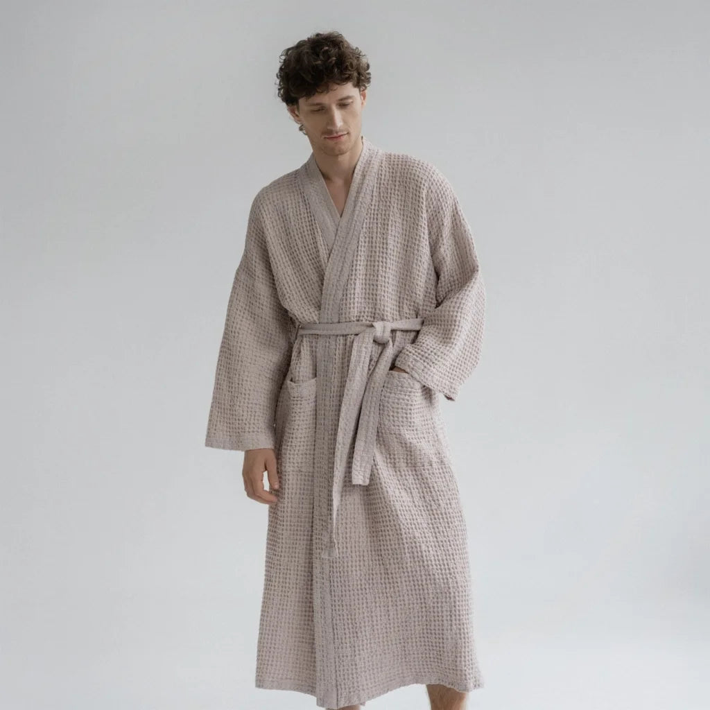 Halbleinen Waffelpiqué Bademantel in Puder Rosa von Linen Tales Größe S+M