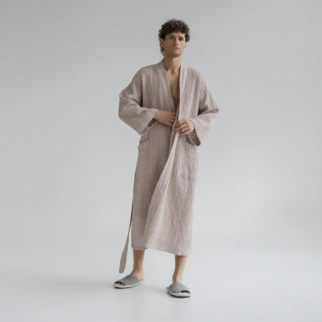 Halbleinen Waffelpiqué Bademantel in Puder Rosa von Linen Tales Größe S+M