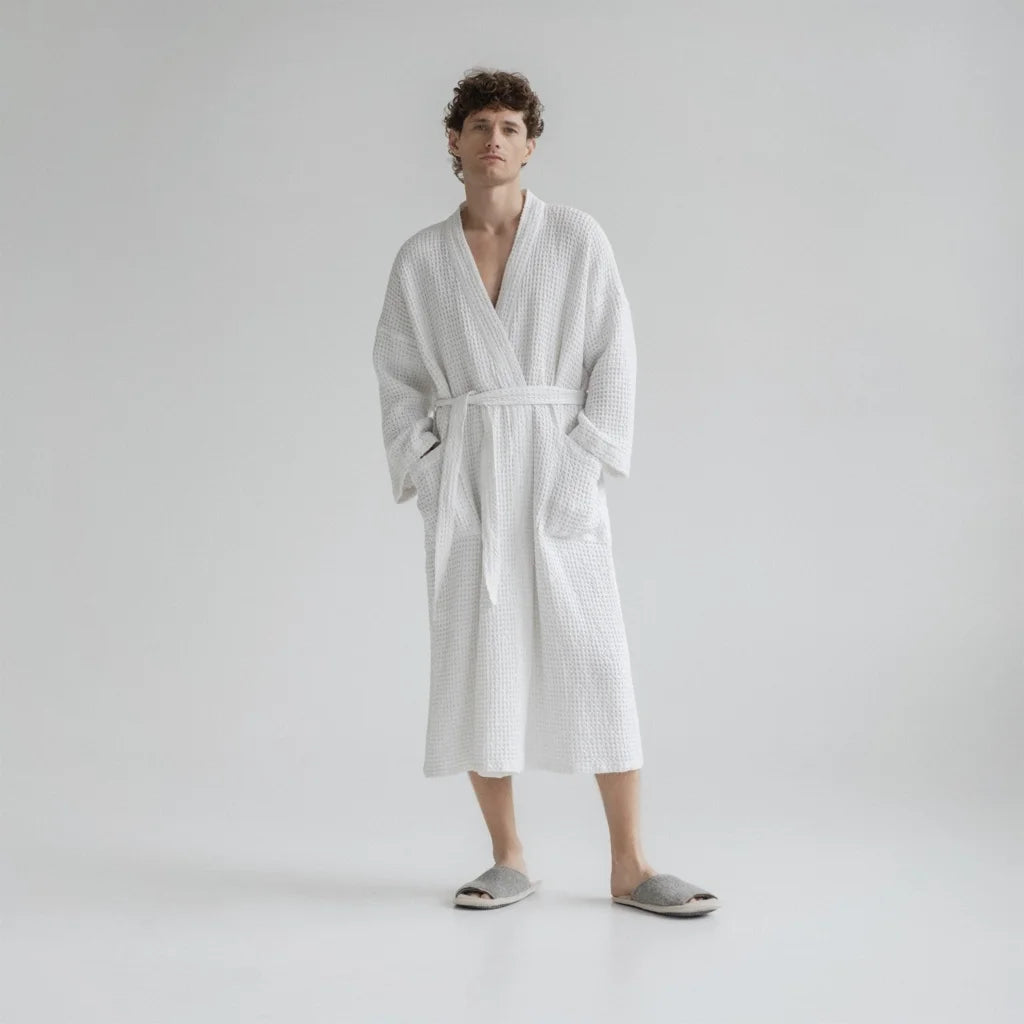 Halbleinen Waffelpiqué Bademantel in Weiß von Linen Tales Größe L+XL