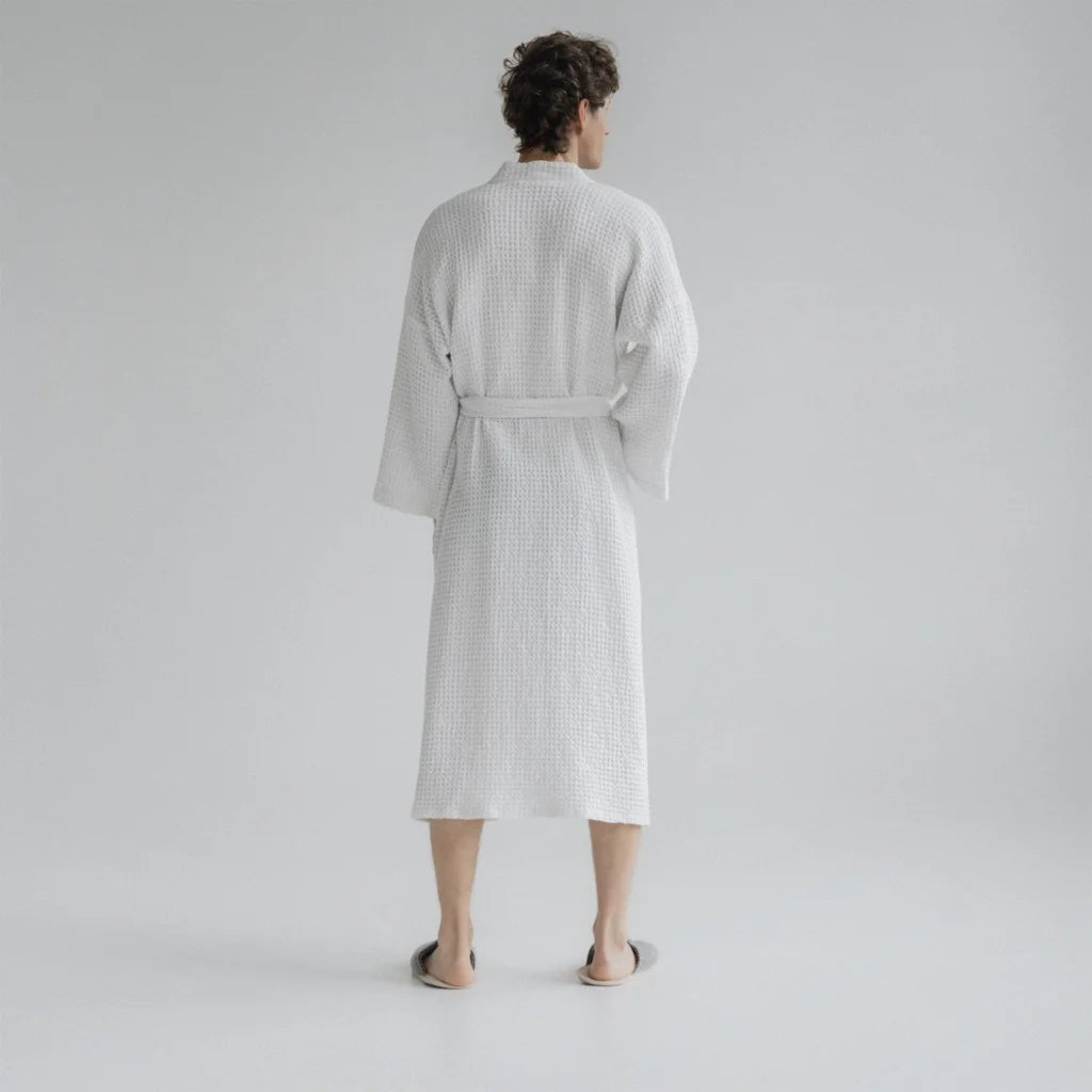Halbleinen Waffelpiqué Bademantel in Weiß von Linen Tales Größe S+M