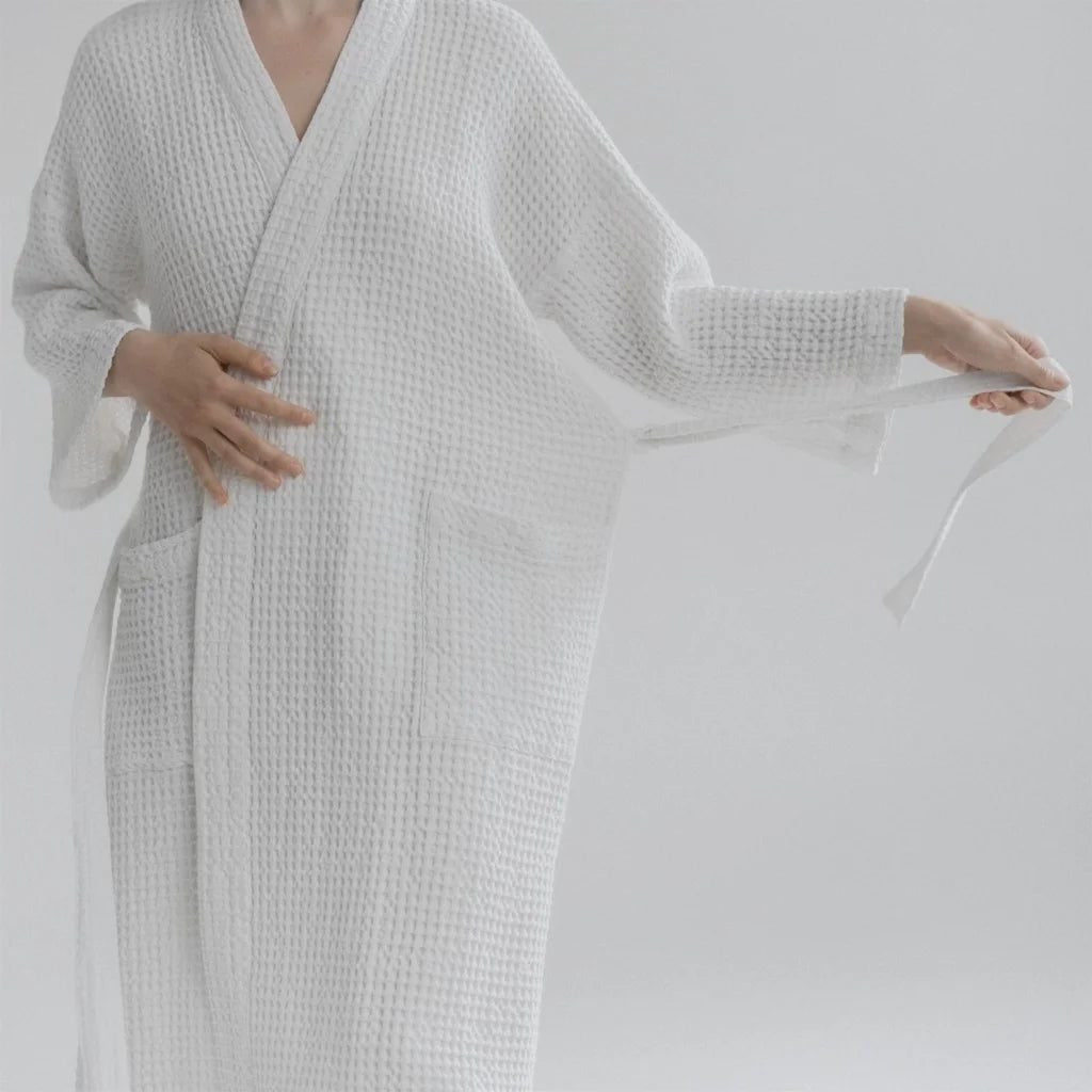Halbleinen Waffelpiqué Bademantel in Weiß von Linen Tales Größe S+M