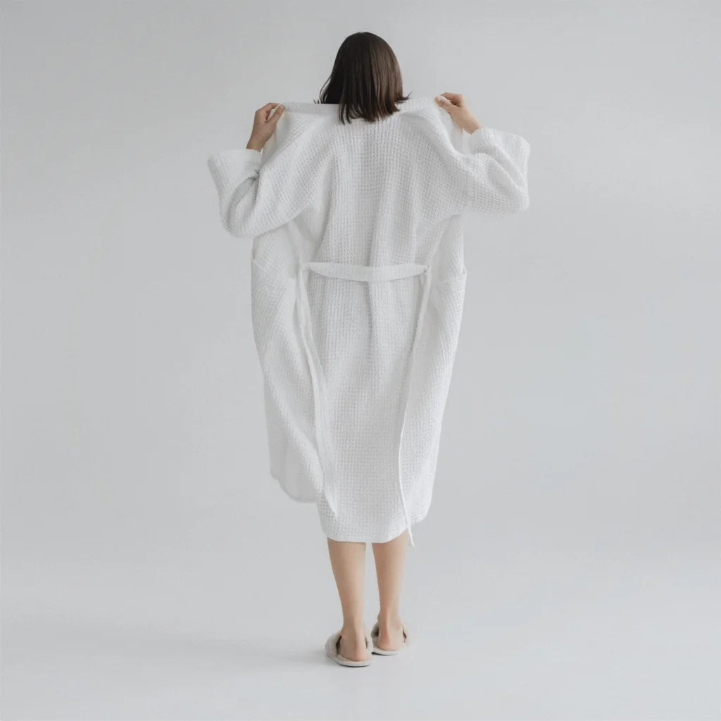 Halbleinen Waffelpiqué Bademantel in Weiß von Linen Tales Größe S+M