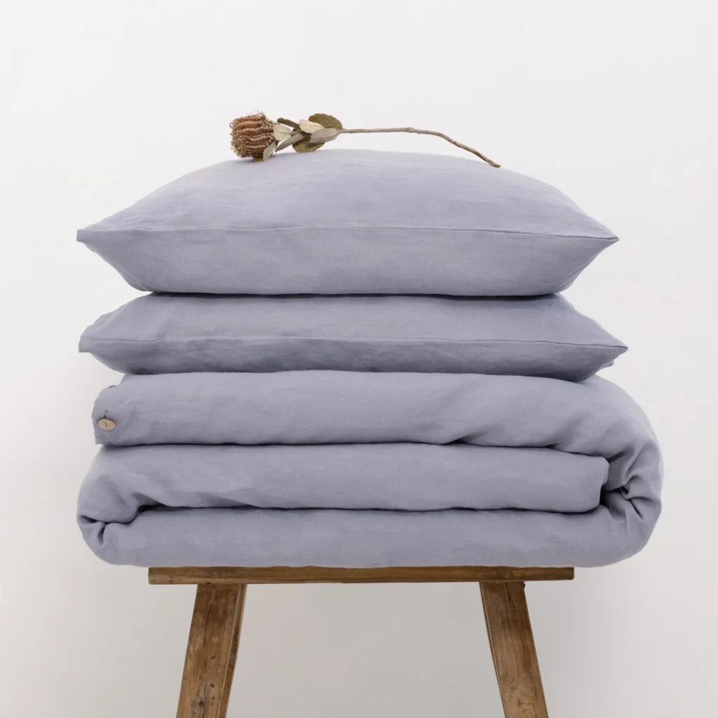 Hanf Bettwäsche Garnitur in Grau-Lila Lila von Linen Tales Größe 135x200 + 80x80 cm
