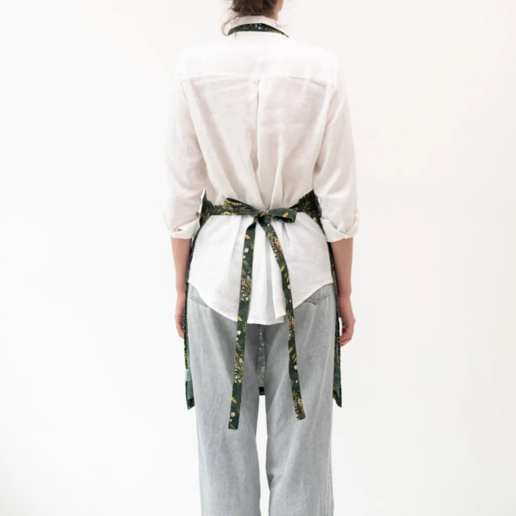 Leinen Alltagsschürze Gräser in Dunkelgrün+Gelb Grün+Gelb Muster Gräser von Linen Tales Größe 54 cm breit+ 77 cm lang