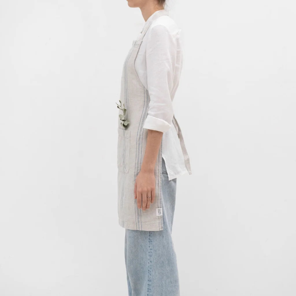 Leinen Alltagsschürze Streifen in Hellgrau+Blau Grau+Blau Muster Streifen von Linen Tales Größe 54 cm breit+ 77 cm lang