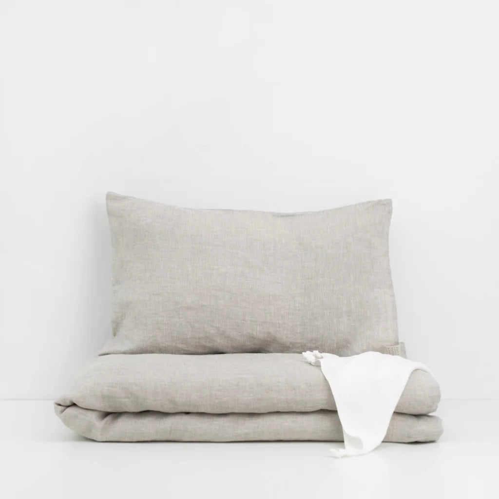 Leinen Baby-+Kinder-Bettwäsche Garnitur in Stein Grau von Linen Tales Größe 70x100 + 40x45 cm