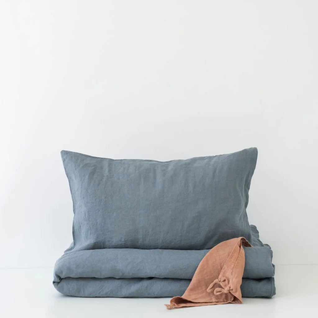 Leinen Baby-+Kinder-Bettwäsche Garnitur in Taubenblau Blau von Linen Tales Größe 70x100 + 40x45 cm