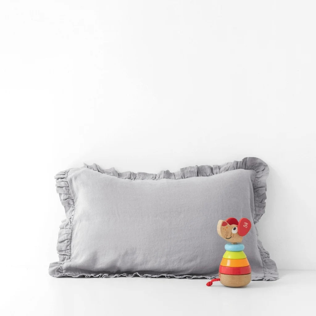 Leinen Baby-+Kinder-Bettwäsche Kissenbezug mit Rüschen in Hellgrau Grau von Linen Tales Größe 35x55 cm