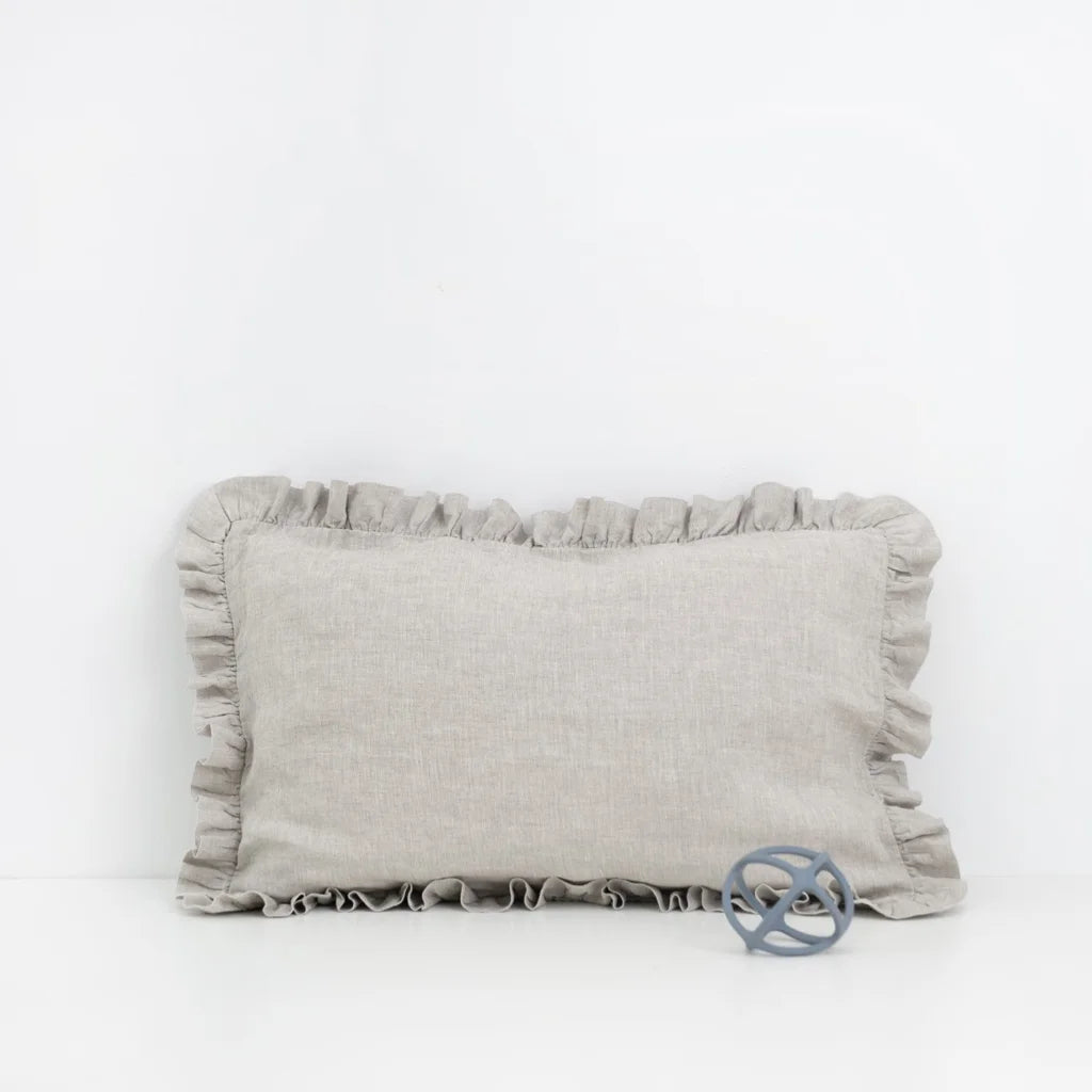 Leinen Baby-+Kinder-Bettwäsche Kissenbezug mit Rüschen in Stein Grau von Linen Tales Größe 35x55 cm