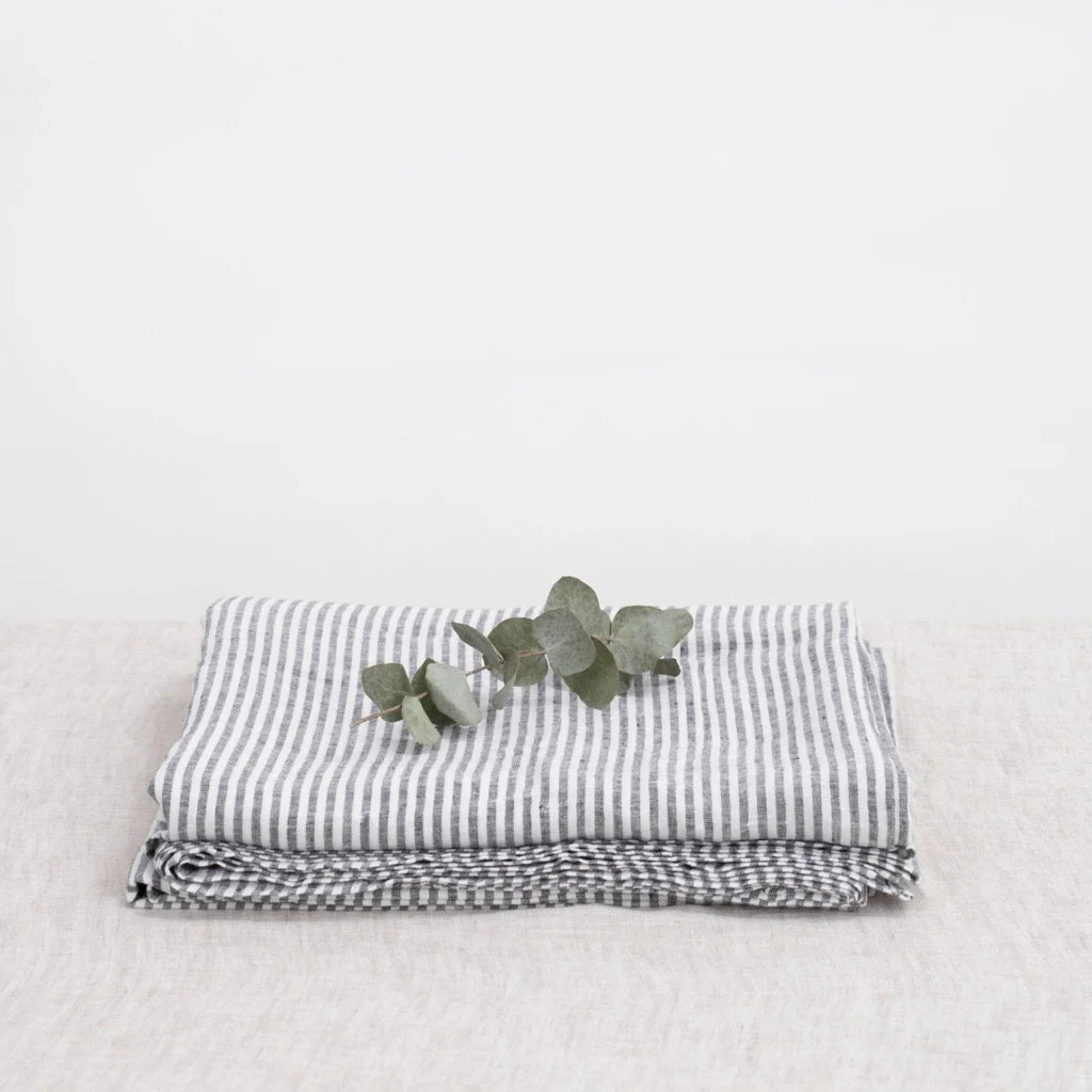 Leinen Bettlaken Streifen in Weiß+Anthrazit Weiß+Grau Muster Streifen von Linen Tales Größe 280x290 cm