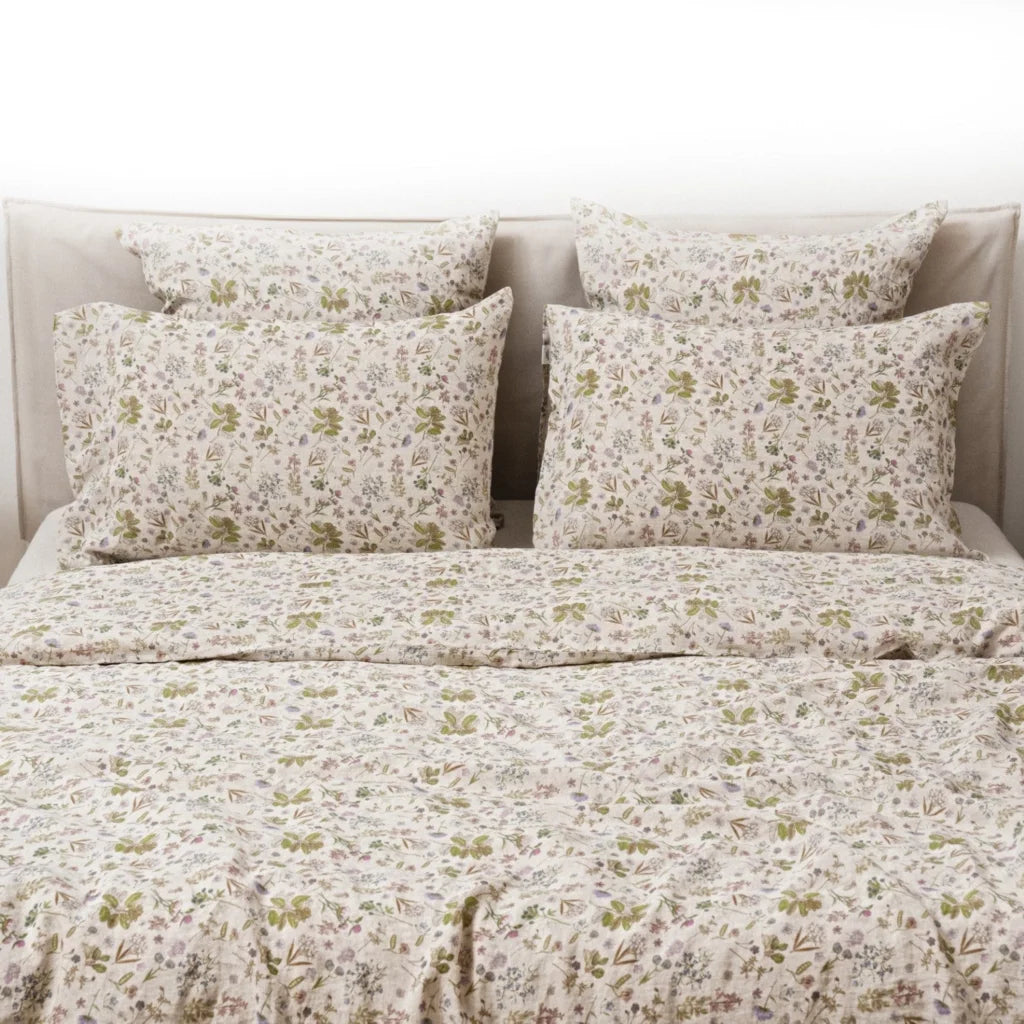 Leinen Bettwäsche Botanik Garnitur in Creme+Rosa+Grün+Braun Muster Botanik von Linen Tales Größe 135x200 + 40x80 cm