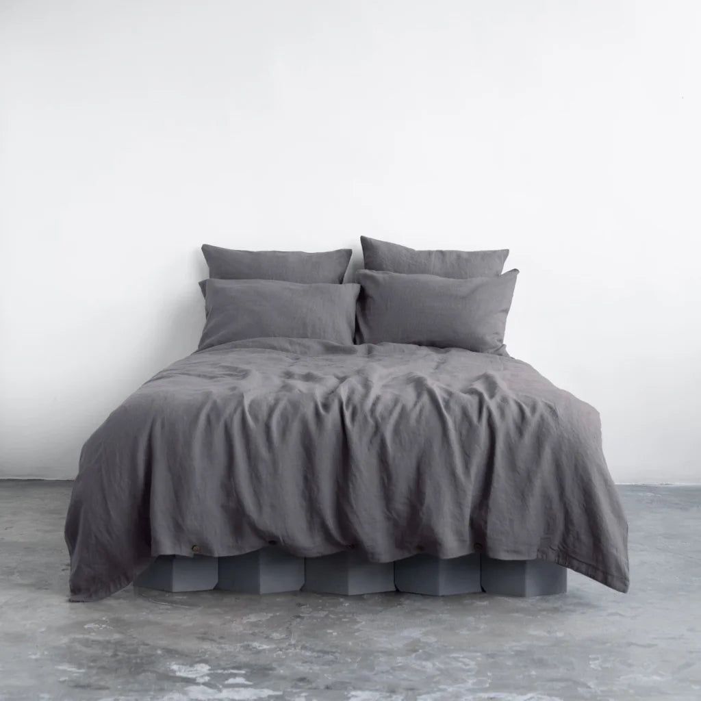Leinen Bettwäsche Garnitur 3-teilig in Anthrazit Grau von Linen Tales Größe 240x220 + 2x 50x70 cm