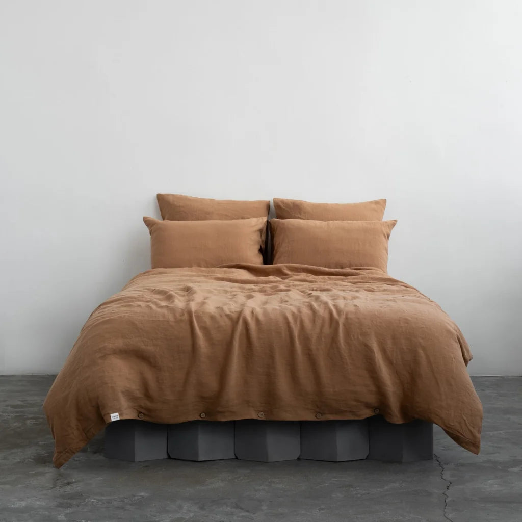 Leinen Bettwäsche Garnitur 3-teilig in Kamel Braun von Linen Tales Größe 240x220 + 2x 80x80 cm