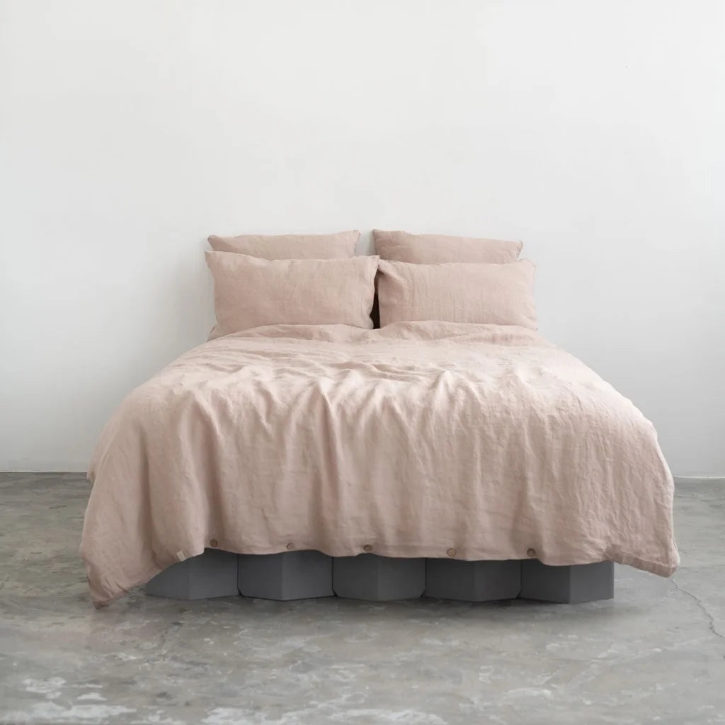 Leinen Bettwäsche Garnitur in Hellrosa Rosa von Linen Tales Größe 155x220 + 80x80 cm