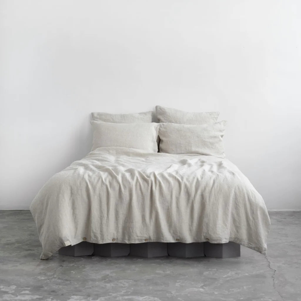Leinen Bettwäsche Garnitur in Stein Grau von Linen Tales Größe 155x220 + 80x80 cm