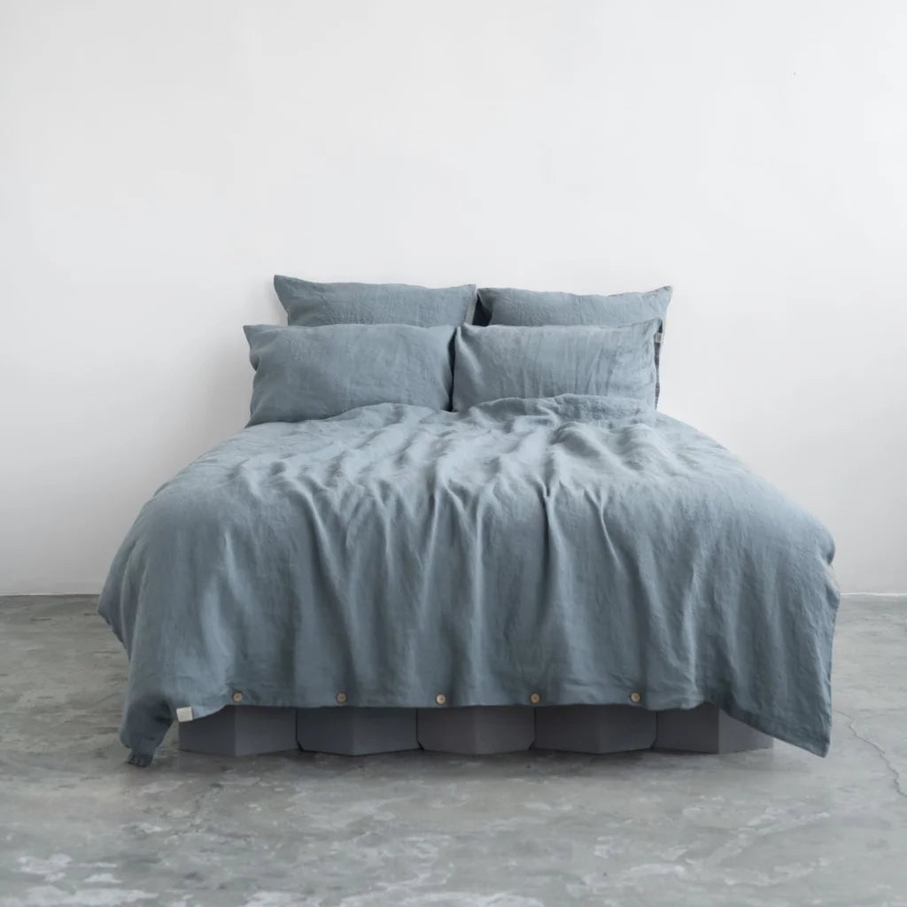 Leinen Bettwäsche Garnitur in Taubenblau Blau von Linen Tales Größe 155x220 + 80x80 cm