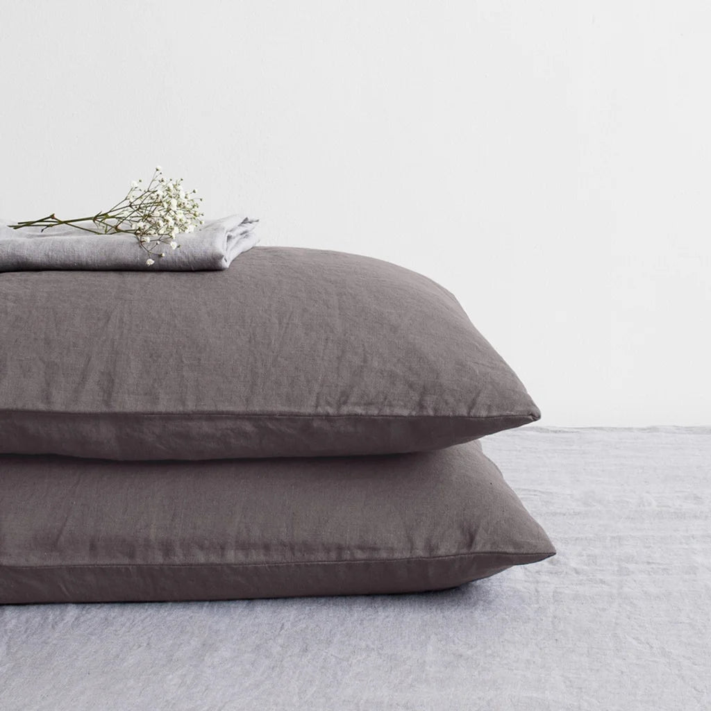 Leinen Bettwäsche Kissenbezug in Anthrazit Grau von Linen Tales Größe 40x40 cm