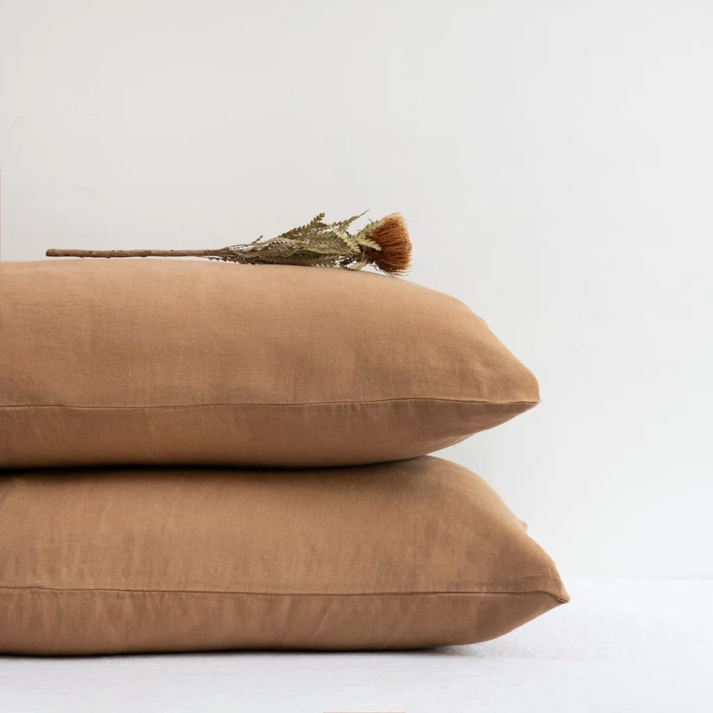 Leinen Bettwäsche Kissenbezug in Kamel Braun von Linen Tales Größe 65x65 cm