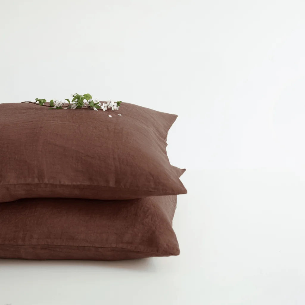 Leinen Bettwäsche Kissenbezug in Schokolade Braun von Linen Tales Größe 40x60 cm