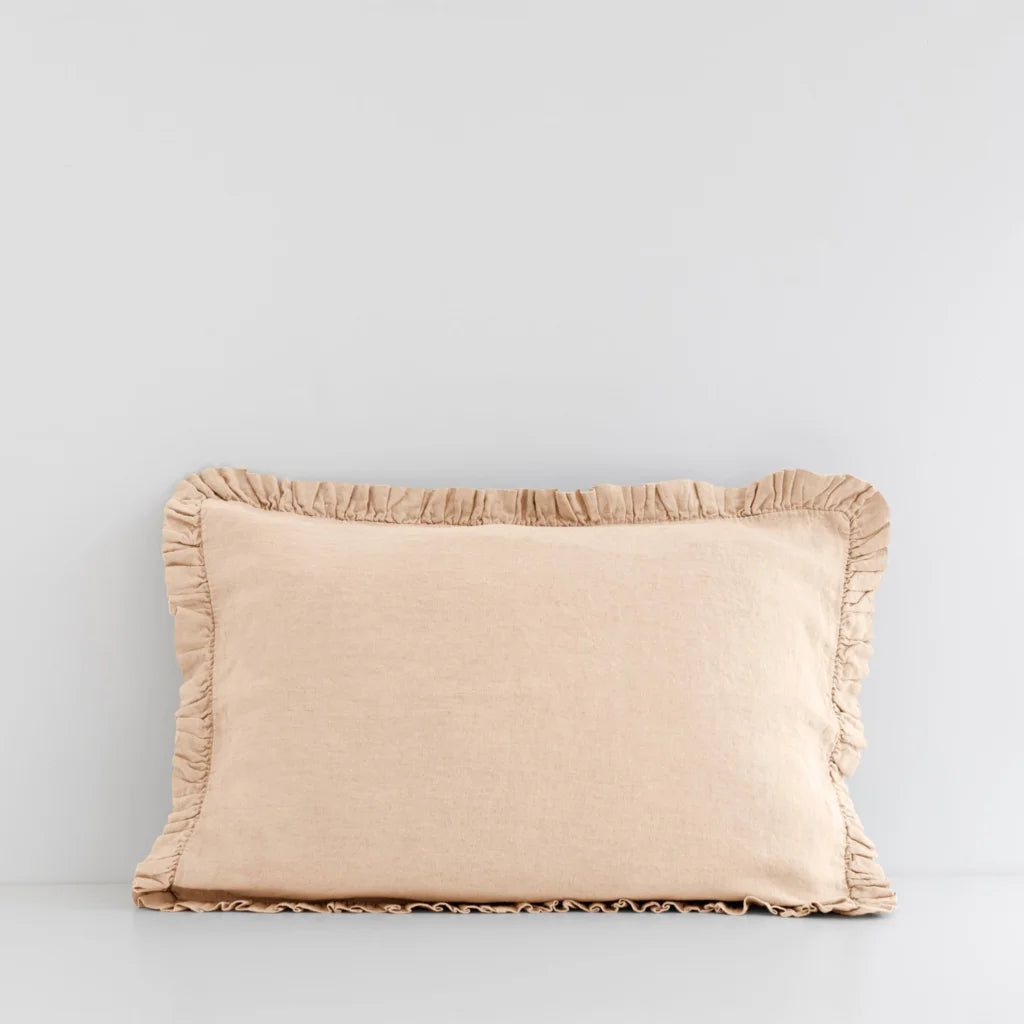 Leinen Bettwäsche Kissenbezug mit Rüschen in Sand von Linen Tales Größe 40x80 cm
