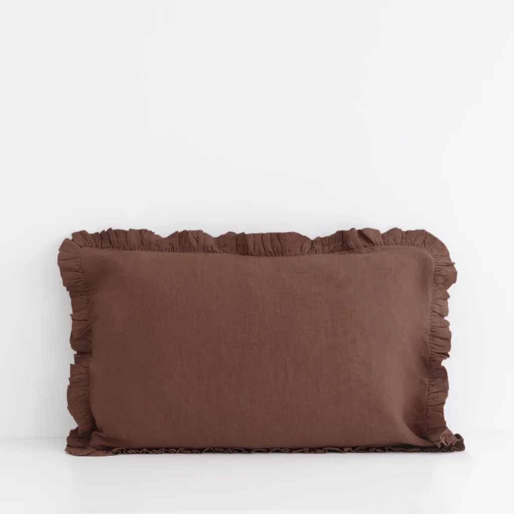 Leinen Bettwäsche Kissenbezug mit Rüschen in Schokolade Braun von Linen Tales Größe 80x80 cm