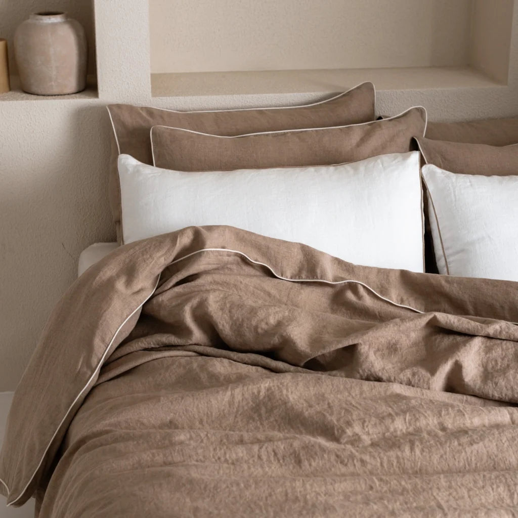 Leinen Bettwäsche mit Paspel Garnitur in Beige+Weiß von Linen Tales Größe 135x200 + 40x80 cm