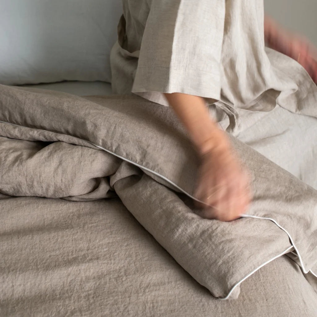 Leinen Bettwäsche mit Paspel Garnitur in Beige+Weiß von Linen Tales Größe 135x200 + 40x80 cm