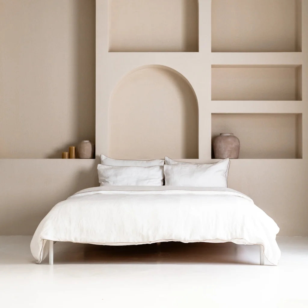 Leinen Bettwäsche mit Paspel Garnitur in Weiß+Beige von Linen Tales Größe 135x200 + 40x80 cm