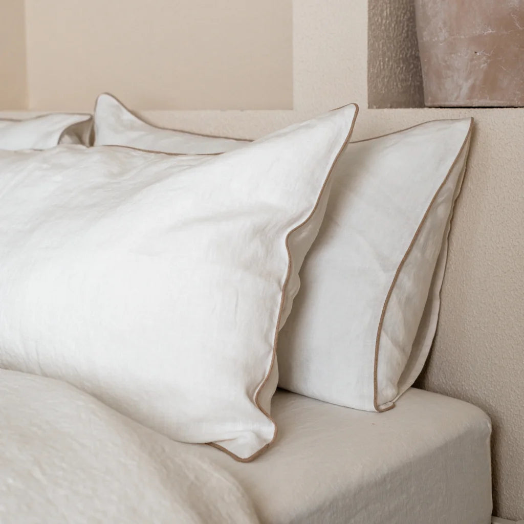 Leinen Bettwäsche mit Paspel Garnitur in Weiß+Beige von Linen Tales Größe 135x200 + 40x80 cm