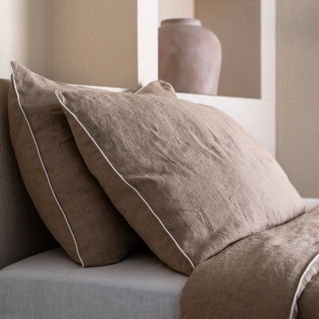 Leinen Bettwäsche mit Paspel Kissenbezug in Beige+Weiß von Linen Tales Größe 40x80 cm