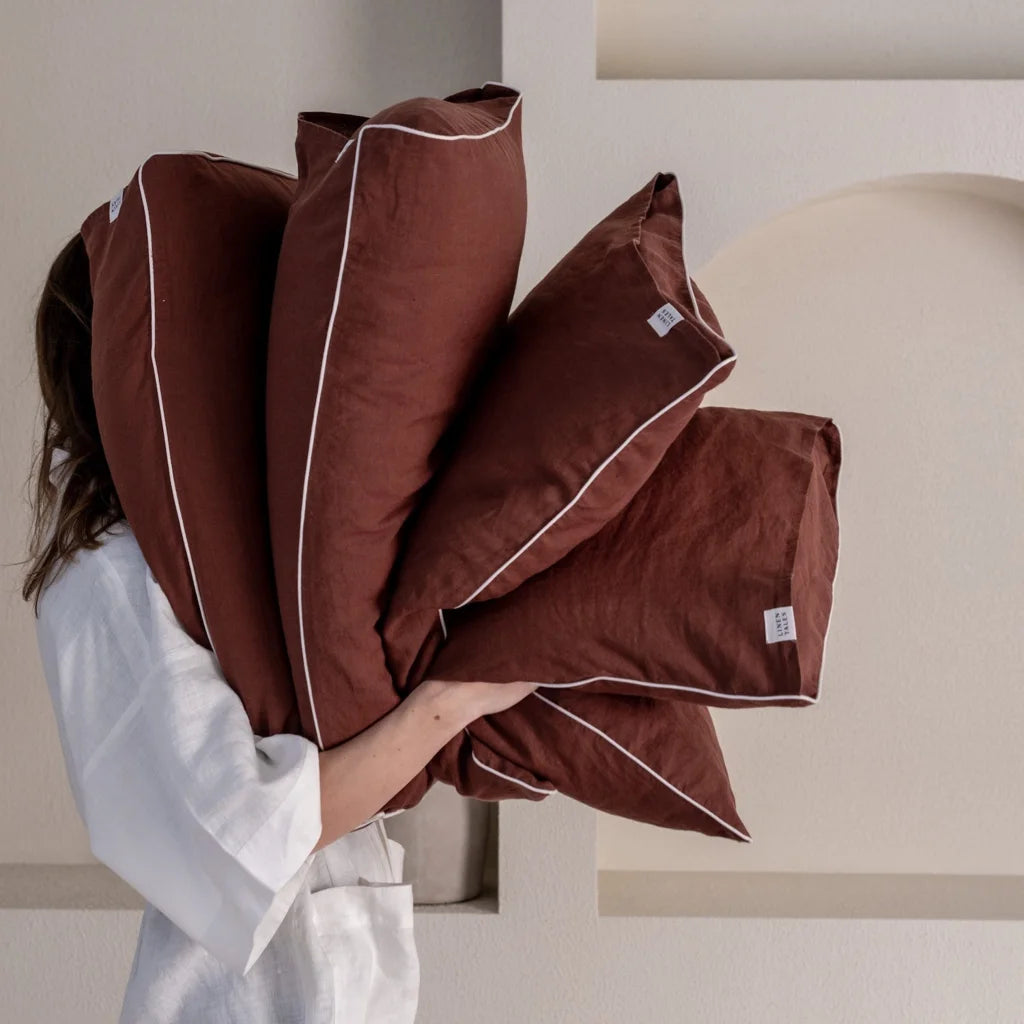 Leinen Bettwäsche mit Paspel Kissenbezug in Schokolade+Weiß Braun+Weiß von Linen Tales Größe 40x80 cm