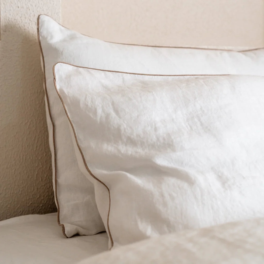 Leinen Bettwäsche mit Paspel Kissenbezug in Weiß+Beige von Linen Tales Größe 40x80 cm