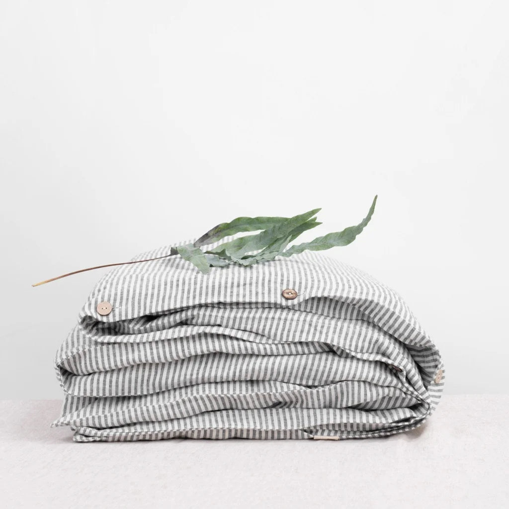 Leinen Bettwäsche Streifen Bettbezug in Weiß+Anthrazit Weiß+Grau Muster Streifen von Linen Tales Größe 160x210 cm